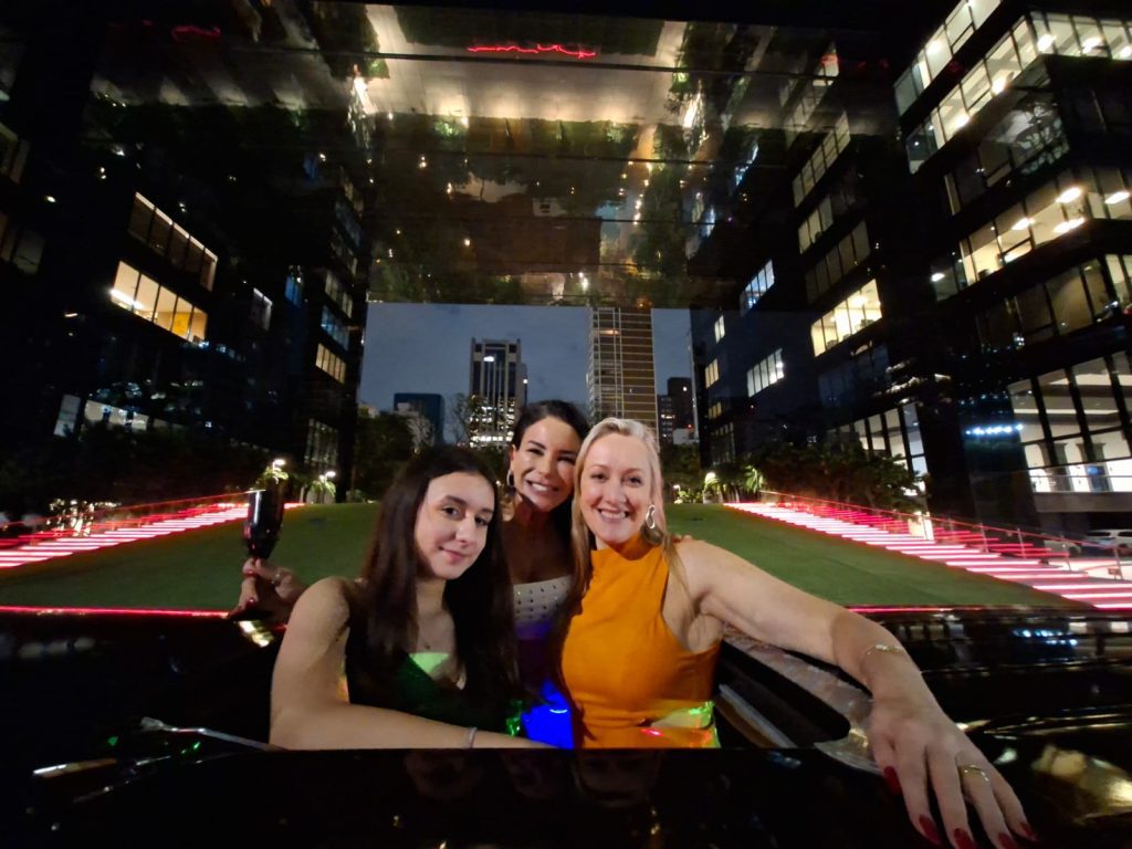 imagem cliente feliz em limousine. Confira