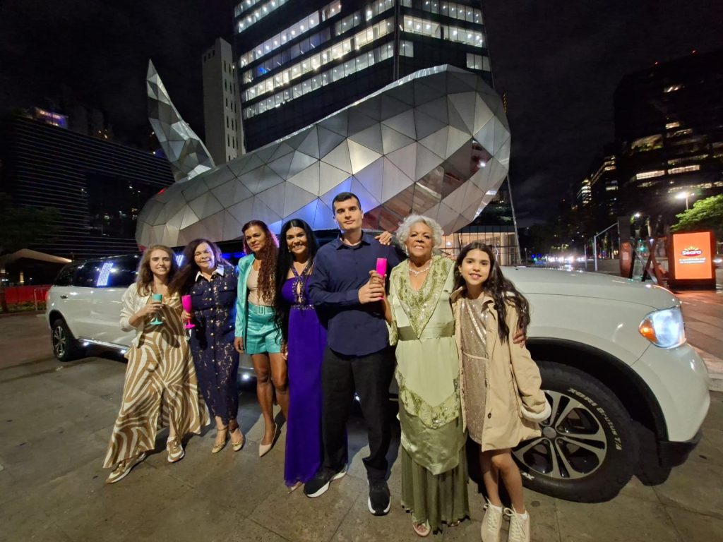 imagem cliente feliz em limousine. Confira